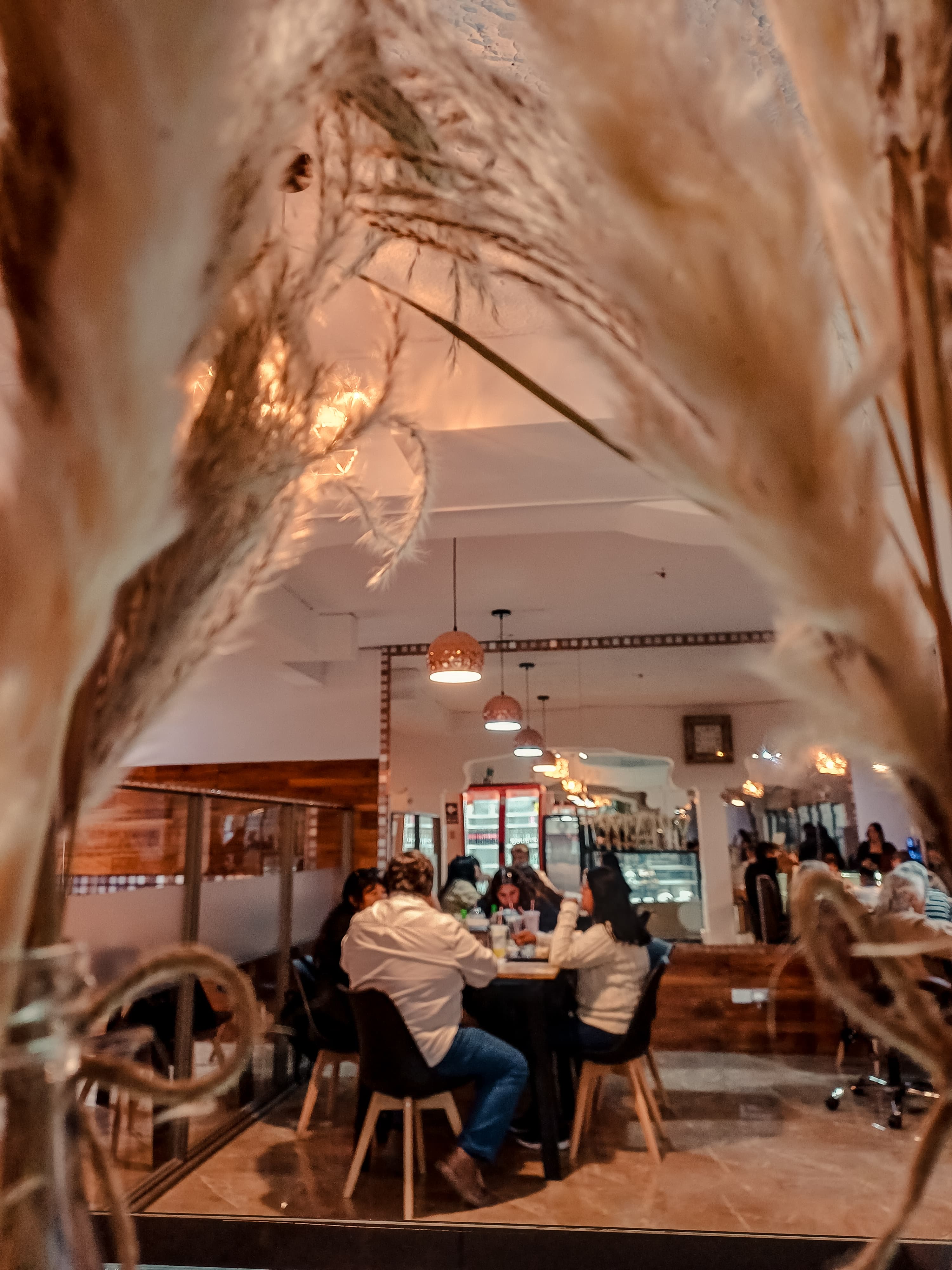 Reunión o trabajo individual en espacio interior de Sutrato